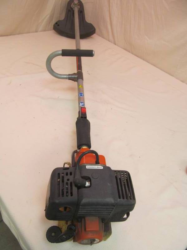 lot 63 image: Tanaka string trimmer