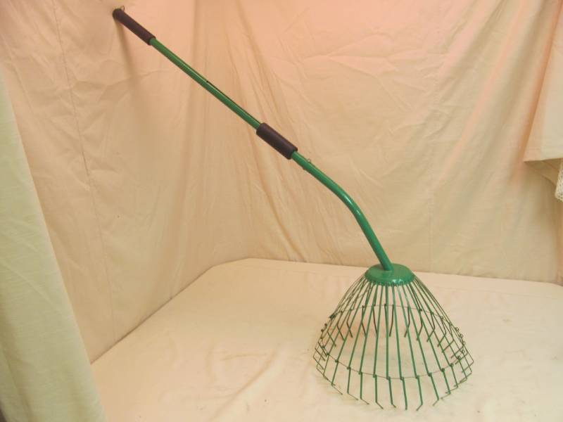 lot 72 image: leaf grabber