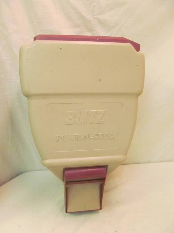 lot 91 image: Blitz Pour N stor pet food Dispenser