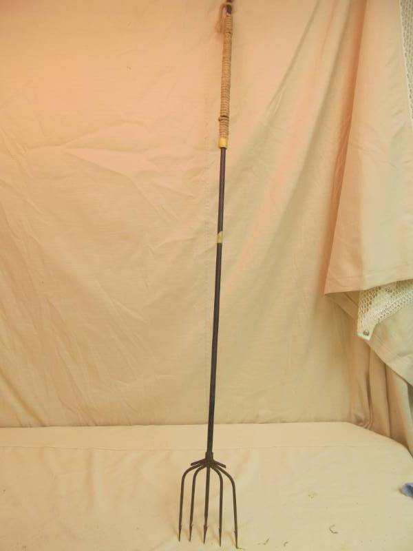 lot 104 image: Antique ice fishing spear
