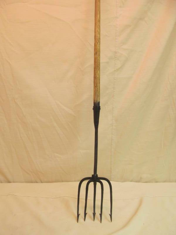 lot 106 image: Antique ice fishing spear