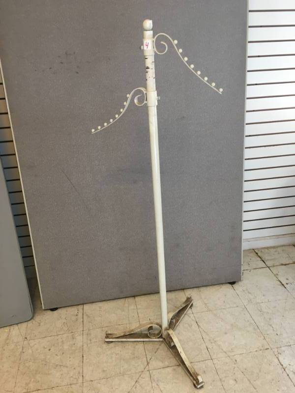 lot 4 image: Coat Rack