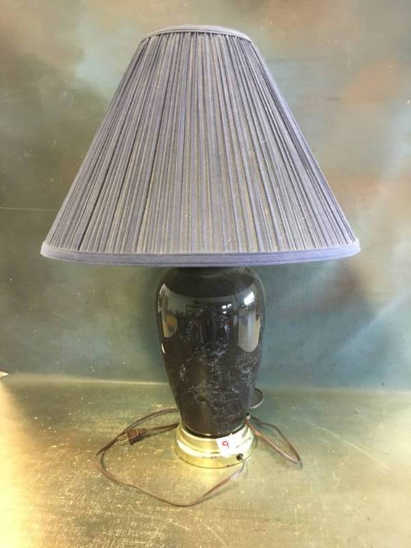 lot 9 image: Lamp