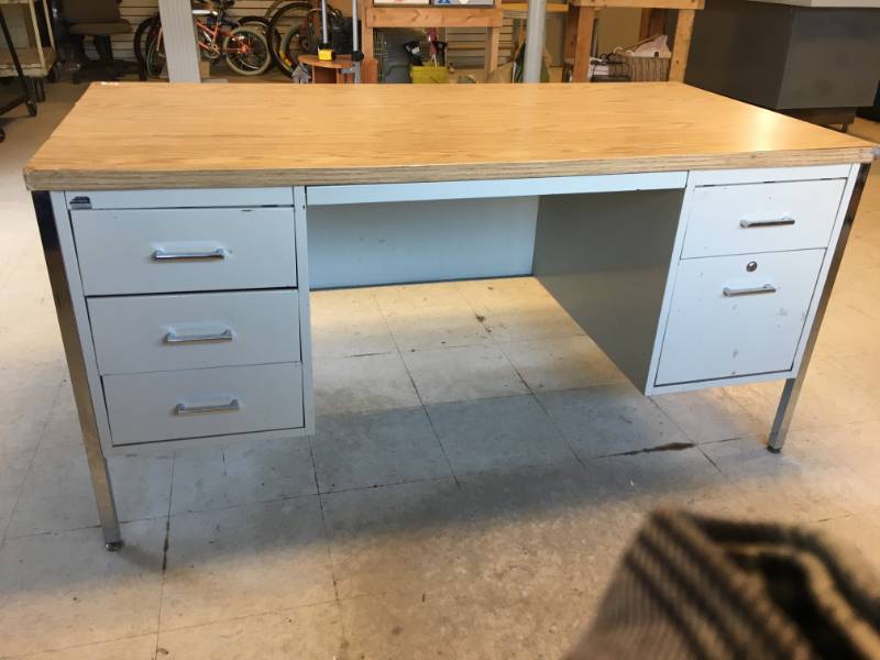lot 15 image: Desk
