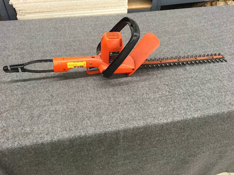 lot 5 image: Black & Decker 16 Deluxe Hedge Trimmer