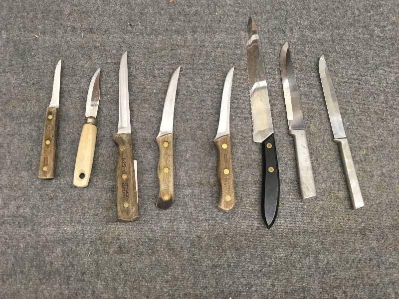 lot 17 image: 8 Cutlery Knives