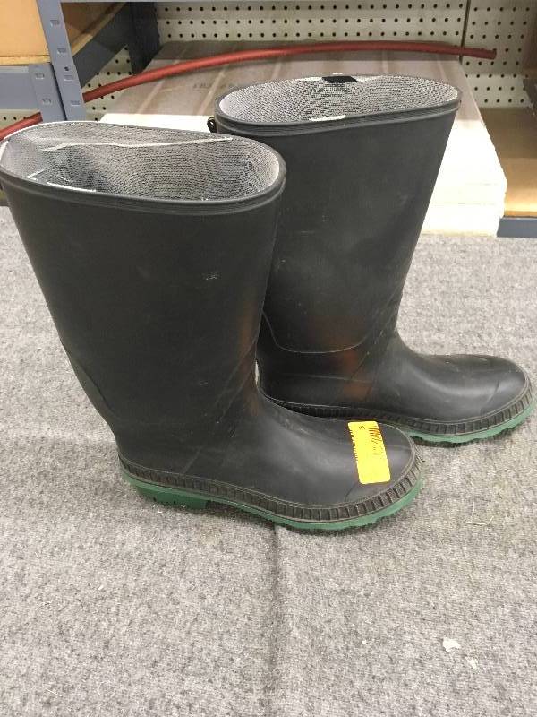 lot 36 image: Rain Boots Size 10