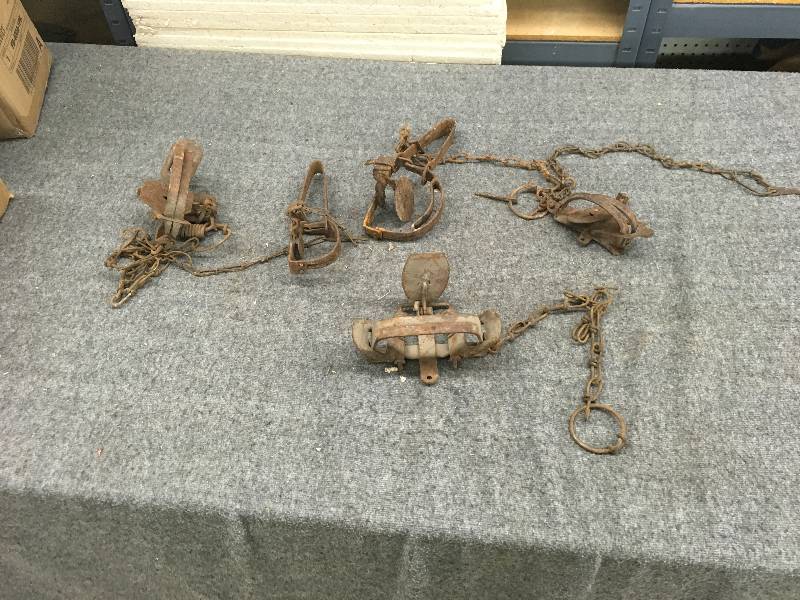 lot 44 image: 5 Hunting Traps