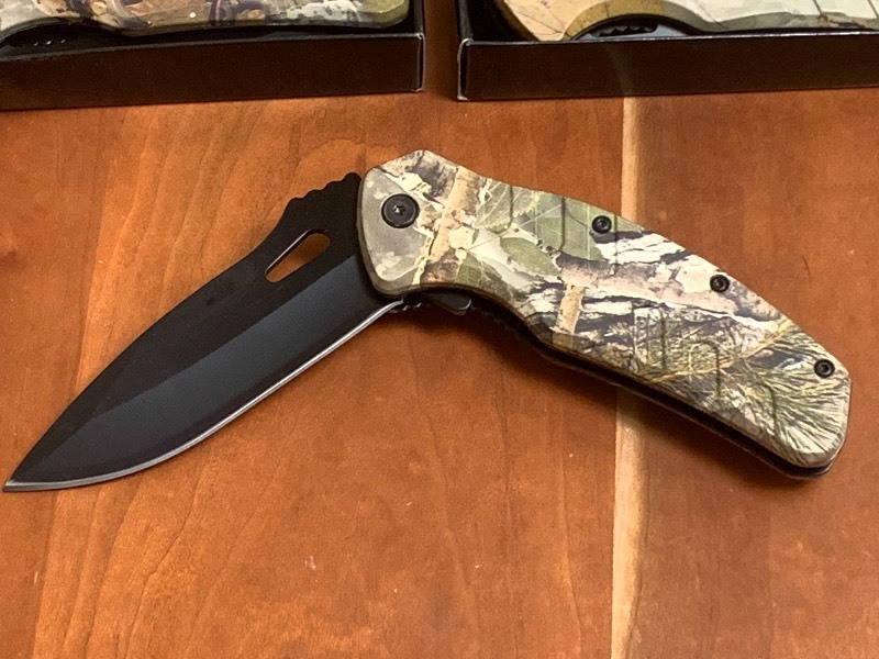 lot 28 image: (3) New Pocket Knives