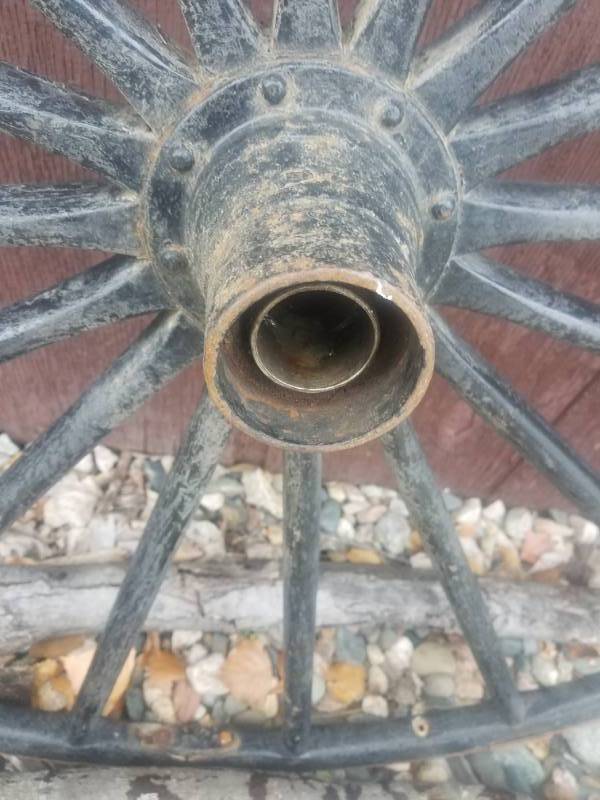 lot 8 image: Old Wagon Wheel 