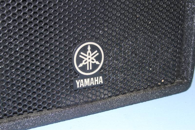 lot 3 image: Yamaha C112VA 350-Watt 350-Watt 2-Way Professional Passive  Flyable Audio PA Speaker