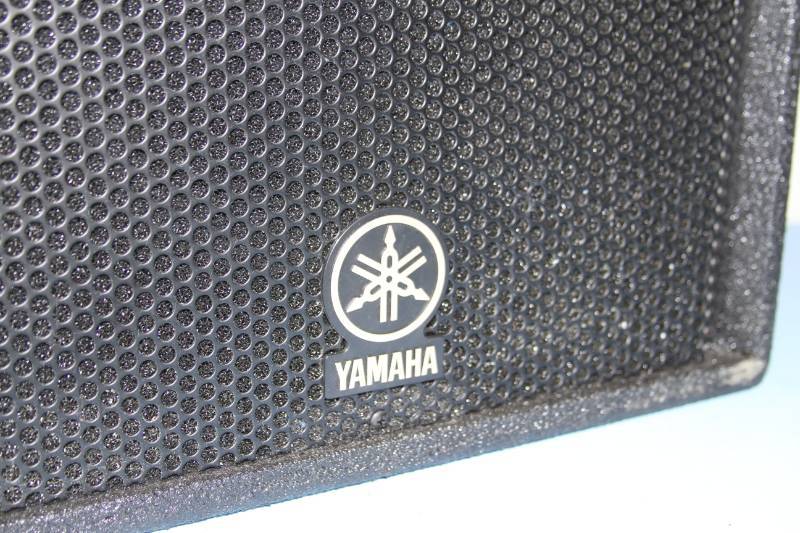 lot 4 image: Yamaha C112VA 350-Watt 350-Watt 2-Way Professional Passive  Flyable Audio PA Speaker