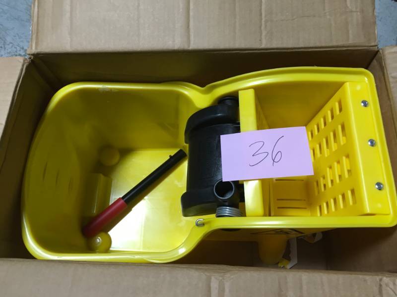 lot 36 image: Rubbermaid Commercial Products 31 Qt. Tandem Mop Bucket- good condition