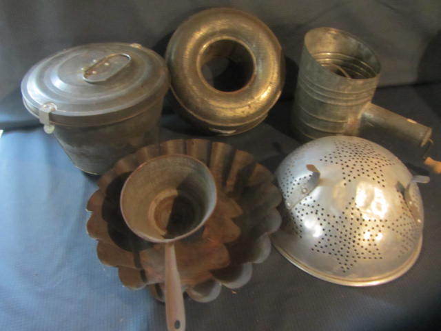 Molds & Kitchenwares