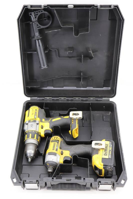 lot 10 image: DeWalt 20v DrillDriver Kit