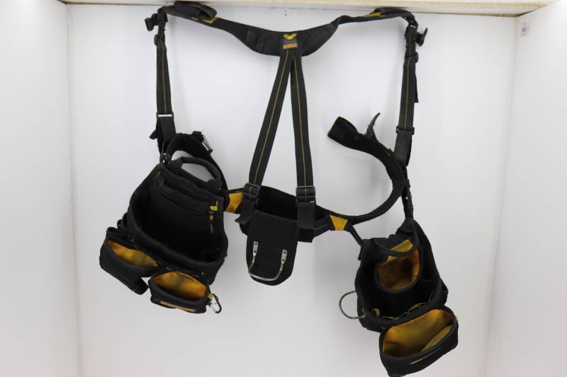 lot 20 image: DeWalt Tool Belt w Shoulder Straps