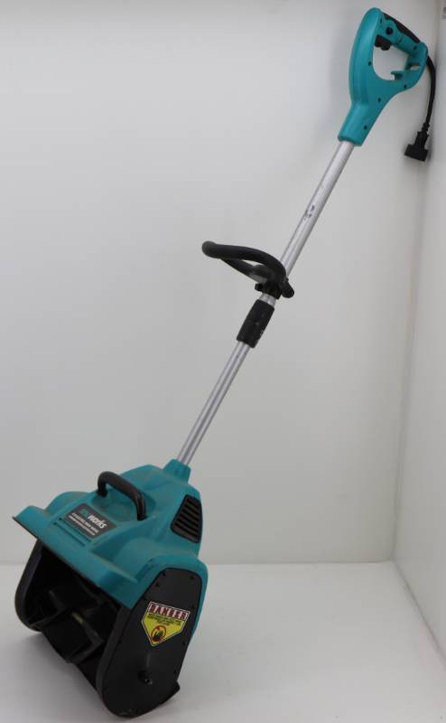 lot 33 image: Sno Works 8amp Electric Snow Shovel