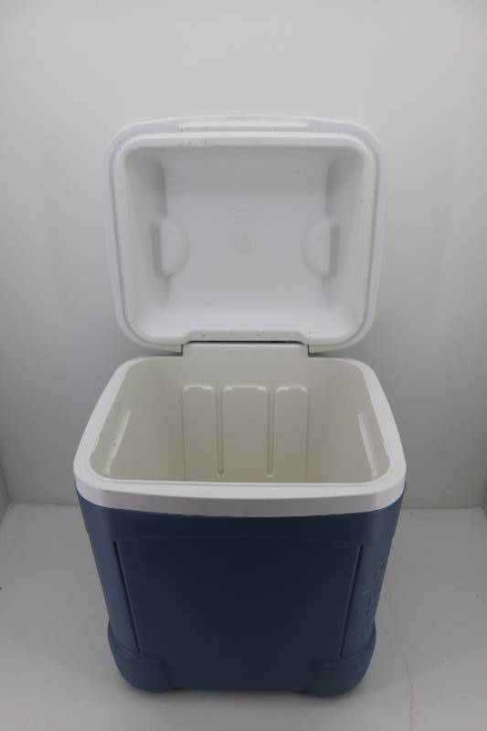 lot 54 image: Igloo Rolling Cooler