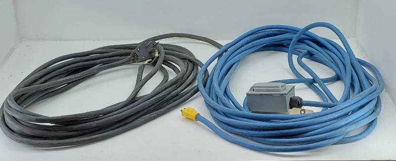 lot 18 image: Heavy Duty Externsion Cords