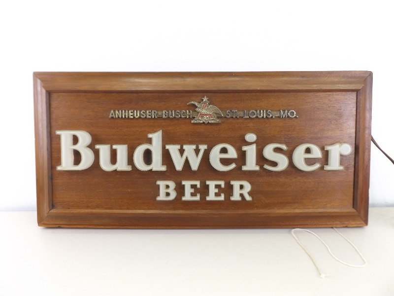 lot 4 image: Vintage WORKING 2 Sided Budweiser Beer Lighted Sign