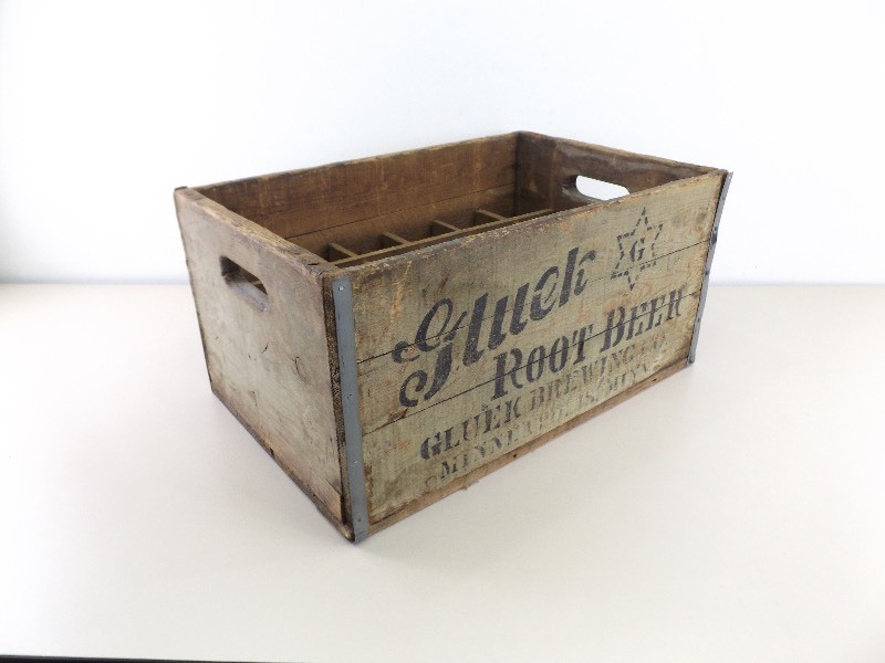 lot 8 image: Vintage Gluek Root Beer Wood Crate