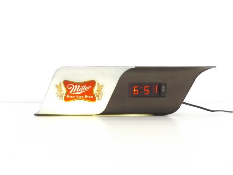 lot 11 image: Vintage WORKING Miller High Life Lighted Wall Clock Sign