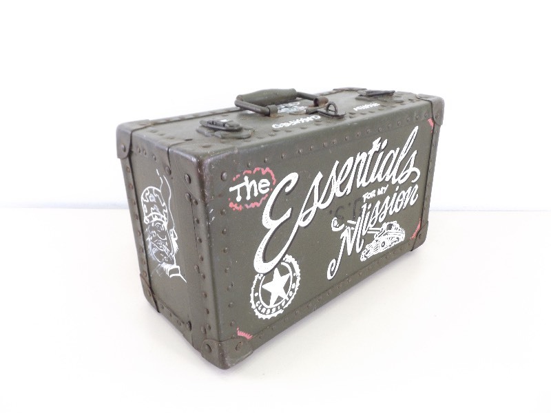 lot 18 image: Vintage Military Case