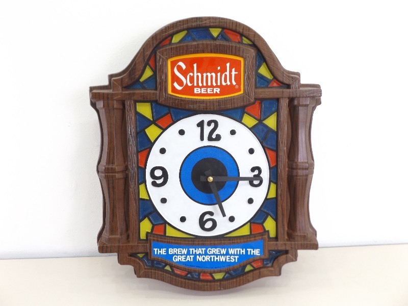 lot 65 image: Vintage WORKING Schmidt Beer Wall Clock Lighted Sign