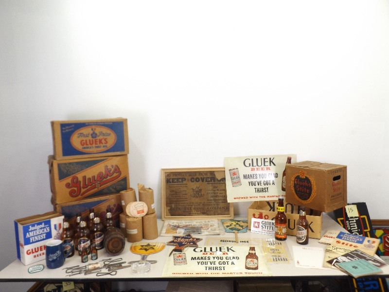 lot 101 image: Vintage and Antique Glueks Beer Collectors WOW Lot