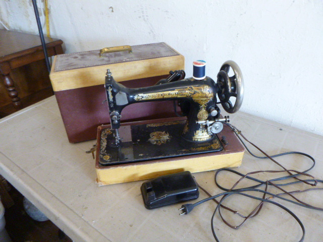 lot 30 image: Antique Singer Sewing Machine