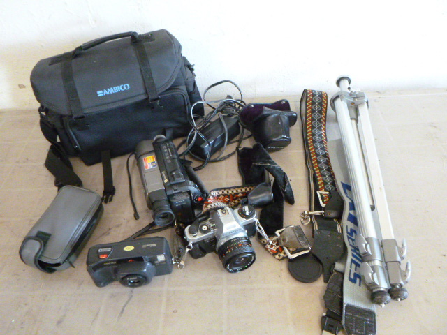 lot 32 image: Cameras and Video Camera Recorder