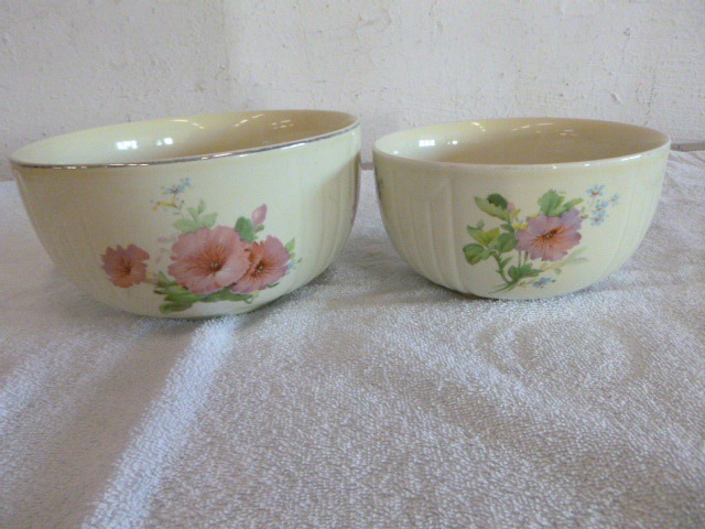 lot 38 image: 2 Vintage Serving Bowls