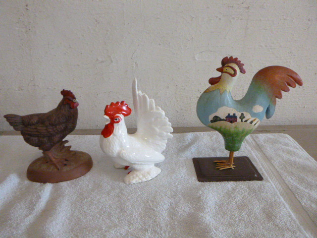 lot 39 image: 3 Decorative Rooster Statues