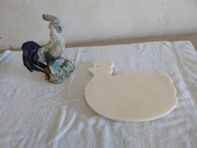 lot 42 image: Decorative Rooster and Cutting Board