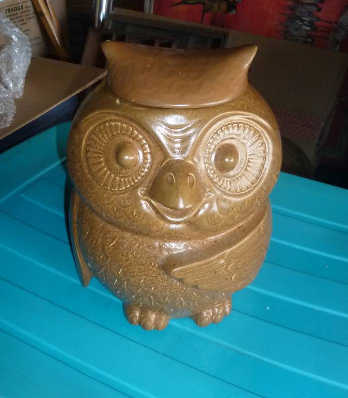 lot 4 image: Vintage McCoy Owl Cookie Jar in per...