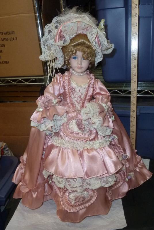 lot 7 image: Limited Edition Dynasty Doll, porce...
