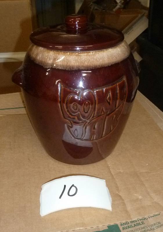 lot 10 image: McCoy Cookie Jar in excellent condi...