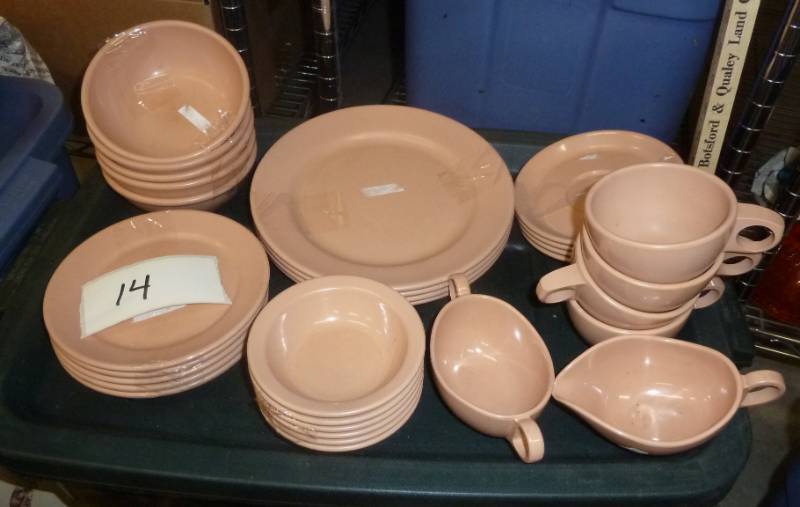 lot 14 image: Set of Arrowhead Melamine dishes se...