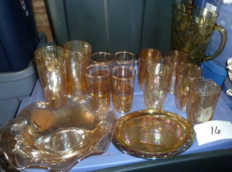 lot 16 image: Lot of gold iridescent glasses, bow...