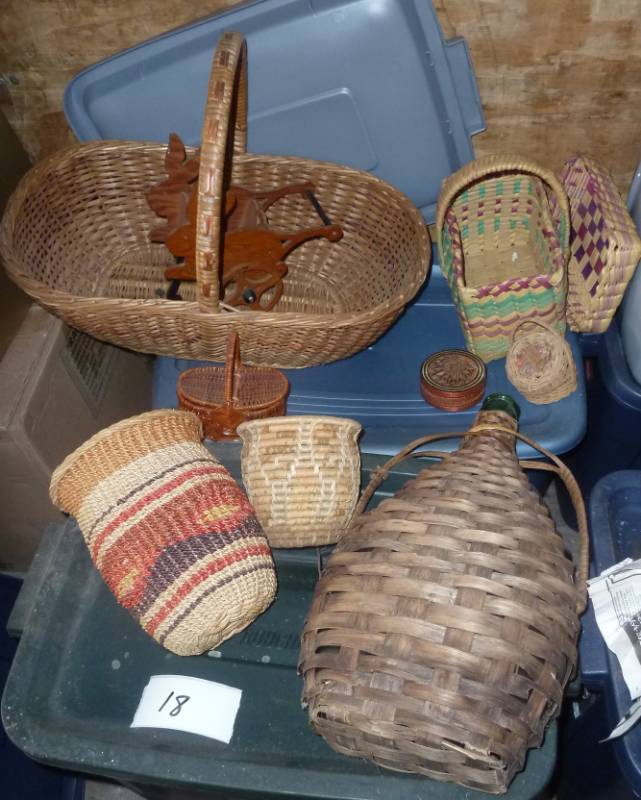 lot 18 image: Lot of wicker baskets and large bot...