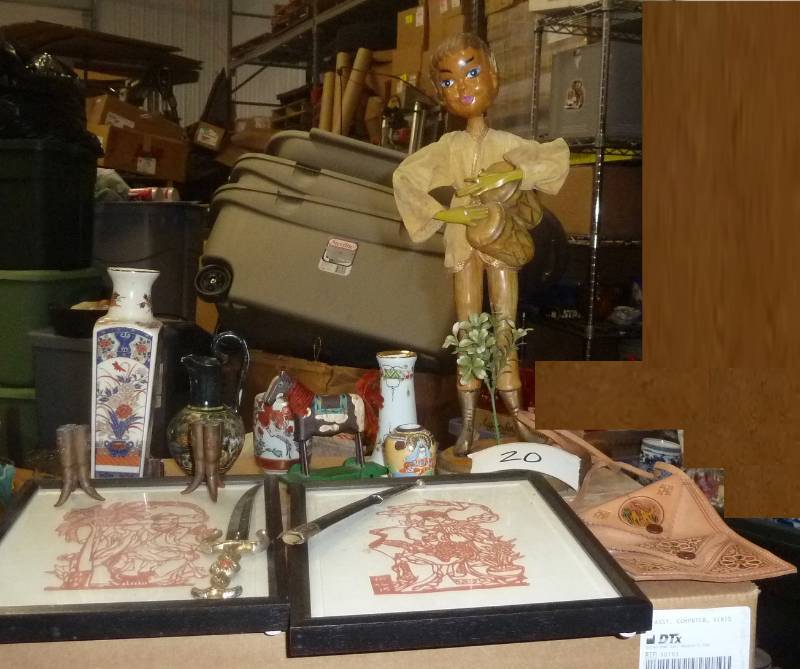 lot 20 image: Capodimonte doves and set of 6 napk...