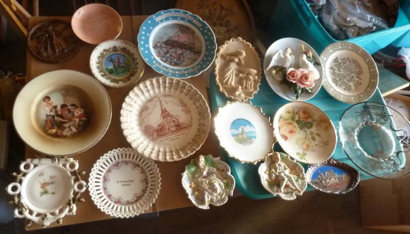 lot 27 image: Lot of plates  wall hangings...
