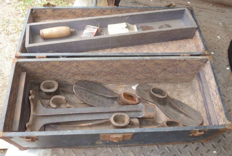 lot 40 image: shoecobblers kit in wooden box, va...