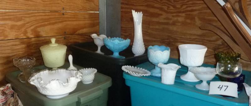 lot 47 image: Large lot of glassware with hobnail...