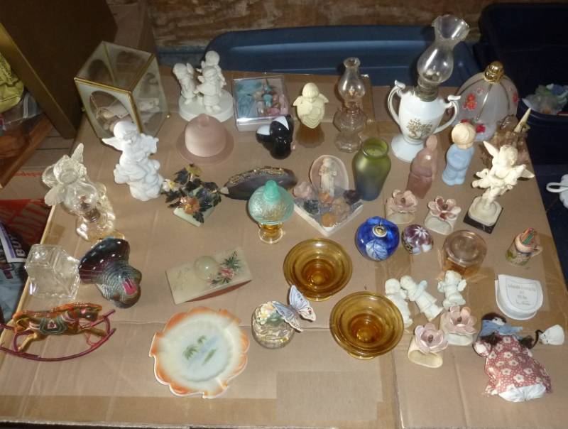 lot 49 image: Lot of decorative glass and figures