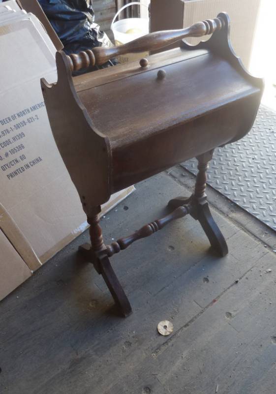 lot 55 image: Vintage sewing box with some needle...