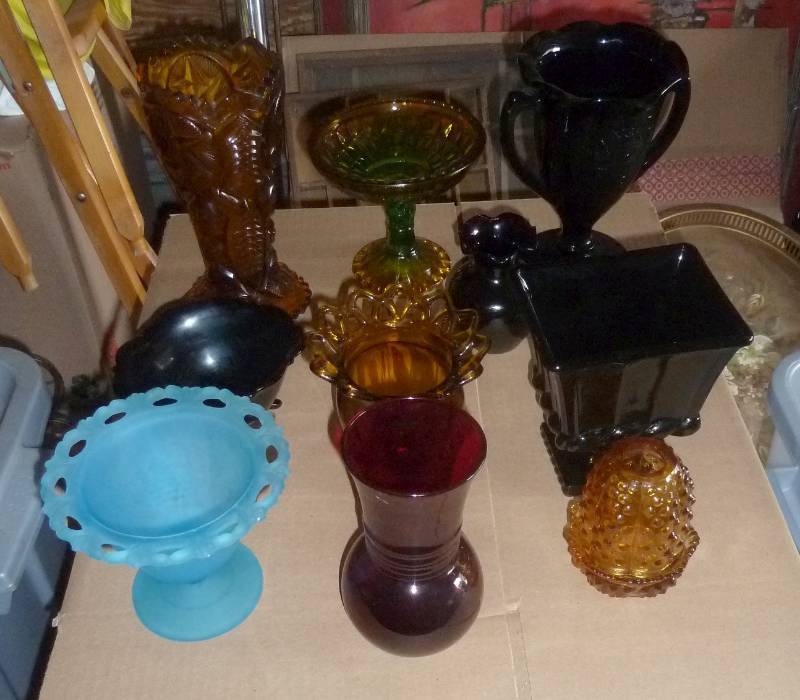 lot 70 image: Tote full of glass includes 3 rare ...