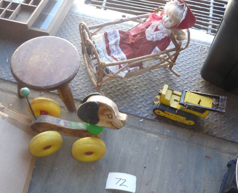 lot 72 image: Kids 3 legged stool, Fisher price W...