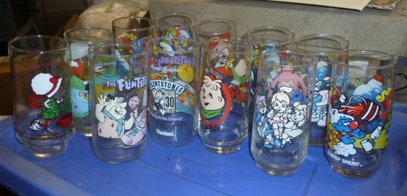 lot 81 image: 13 character glasses, smurfs, flins...