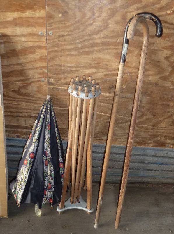lot 87 image: Vintage pool cue stand, complete wi...